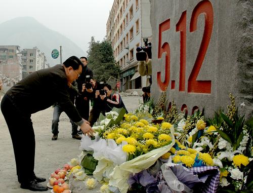 2月10日至14日,中共中央政治局常委李長(zhǎng)春在四川考察工作。這是2月10日李長(zhǎng)春來(lái)到北川縣城地震遺址,向“5·12”地震遇難者紀(jì)念碑獻(xiàn)花致哀。新華社記者 肖林 攝