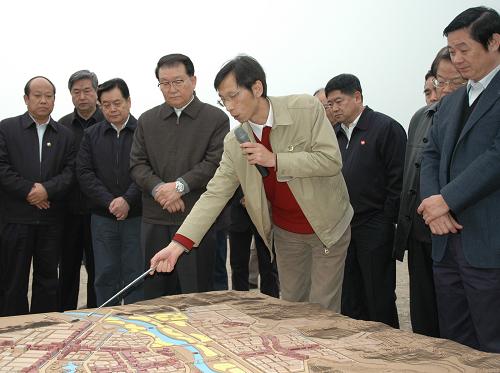 2月10日至14日,中共中央政治局常委李長(zhǎng)春在四川考察工作。這是2月10日李長(zhǎng)春在北川考察北川新縣城建設(shè)規(guī)劃。新華社記者 肖林 攝
