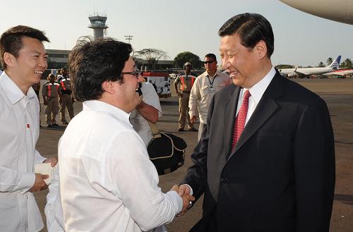 2月14日,應(yīng)哥倫比亞政府邀請,中國國家副主席習(xí)近平抵達(dá)卡塔赫納,開始對哥倫比亞進(jìn)行正式訪問。這是哥倫比亞副總統(tǒng)桑托斯等到機(jī)場迎接習(xí)近平。新華社記者 黃敬文 攝