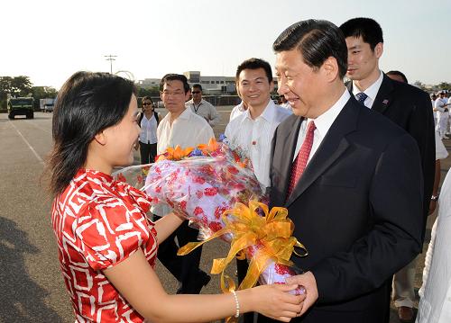 2月14日,應(yīng)哥倫比亞政府邀請,中國國家副主席習(xí)近平抵達(dá)卡塔赫納,開始對哥倫比亞進(jìn)行正式訪問。這是中國駐哥倫比亞大使館工作人員向習(xí)近平獻(xiàn)花。新華社記者 黃敬文 攝