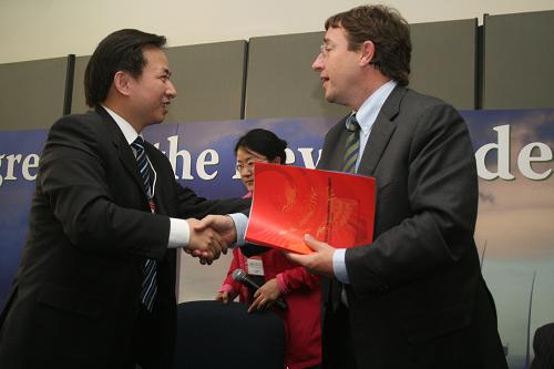 2月18日,聯(lián)合國副秘書長(zhǎng)、環(huán)境署執(zhí)行主任阿希姆·施泰納(右)在新聞發(fā)布會(huì)上與中國環(huán)境保護(hù)部副部長(zhǎng)李干杰握手交談。當(dāng)日,聯(lián)合國環(huán)境規(guī)劃署在肯尼亞首都內(nèi)羅畢發(fā)布2008年北京奧運(yùn)會(huì)“最終環(huán)境評(píng)估報(bào)告”,稱贊中國兌現(xiàn)甚至超越了關(guān)于“綠色奧運(yùn)”的許多承諾。 新華社發(fā)(湯姆·尼亞莫基攝)