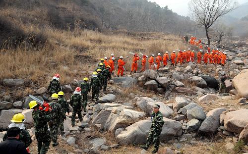 3月18日,消防官兵在奔赴火災現(xiàn)場途中。新華社記者 楊世堯 攝