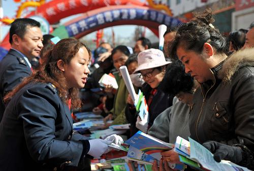 3月29日,稅務(wù)人員(左)在銀川市街頭宣傳講解稅收政策。當(dāng)日,寧夏第18個(gè)全國稅收宣傳月活動(dòng)在銀川正式啟動(dòng)。此次活動(dòng)由寧夏回族自治區(qū)國稅局、地稅局聯(lián)合舉辦,以“稅收·發(fā)展·民生”為主題。活動(dòng)月期間,寧夏稅務(wù)系統(tǒng)將通過稅法進(jìn)校園、進(jìn)社區(qū),舉辦稅收知識競賽,表彰高信用等級納稅人等活動(dòng),宣傳稅收在經(jīng)濟(jì)、社會(huì)發(fā)展中的地位,增強(qiáng)社會(huì)各界對稅收工作的理解和支持,營造良好的稅收環(huán)境。新華社記者 王鵬 攝