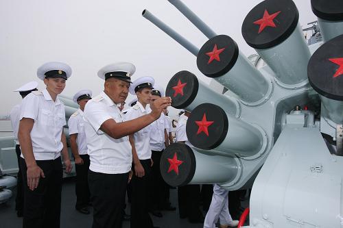4月7日,俄海軍官兵參觀中國海軍“珠海”號導(dǎo)彈驅(qū)逐艦。新華社記者 查春明 攝