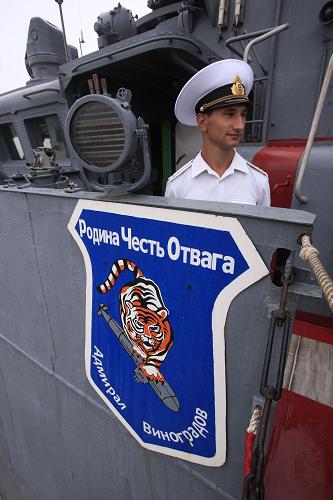 俄羅斯海軍“維諾格拉多夫”號大型反潛艦上的“猛虎獵潛”圖標(biāo)(4月7日攝)。新華社記者 查春明 攝