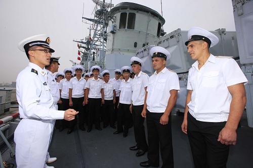 4月7日,俄海軍官兵參觀中國海軍“珠海”號導(dǎo)彈驅(qū)逐艦。新華社記者 查春明 攝
