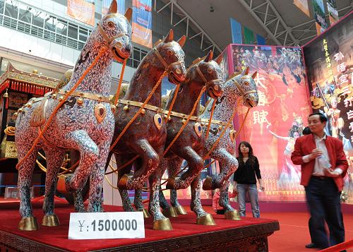 4月8日, 一名參會(huì)者在“大唐皇家馬車”大型工藝品前駐足觀看。新華社記者 焦衛(wèi)平 攝