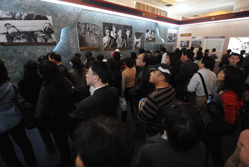 4月8日,觀眾在觀看“西藏民主改革50年大型展覽”。 正在北京民族文化宮舉行的“西藏民主改革50年大型展覽”自2月24日開幕以來,吸引各界群眾踴躍參觀。展覽以大量歷史資料、豐富的圖片、翔實(shí)的數(shù)據(jù)、生動的場景設(shè)計,給觀眾留下深刻的印象。截至4月6日,觀看展覽的觀眾累計約24萬人,觀眾留言4000多條。應(yīng)社會各界要求,為讓更多的觀眾有機(jī)會參觀展覽,主辦單位決定將展覽的結(jié)束日期由原定的4月10日延期至4月30日。 新華社記者 李曉果 攝