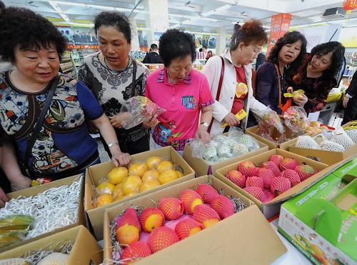 4月9日,顧客在廈門(mén)中埔臺(tái)灣水果交易中心選購(gòu)臺(tái)灣水果。隨著兩岸“大三通”的基本實(shí)現(xiàn),臺(tái)灣水果在大陸的銷(xiāo)售量大大增加。據(jù)廈門(mén)檢驗(yàn)檢疫局統(tǒng)計(jì),2009年一季度廈門(mén)進(jìn)口臺(tái)灣水果1690多噸,已超過(guò)2008年全年進(jìn)口量。新華社記者 張國(guó)俊 攝