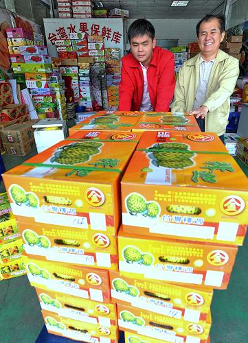 4月9日,在廈門(mén)中埔臺(tái)灣水果交易中心,經(jīng)營(yíng)臺(tái)灣水果的臺(tái)南縣楠西鄉(xiāng)農(nóng)會(huì)營(yíng)銷(xiāo)人員對(duì)剛運(yùn)到的水果進(jìn)行冷藏。新華社記者 張國(guó)俊 攝