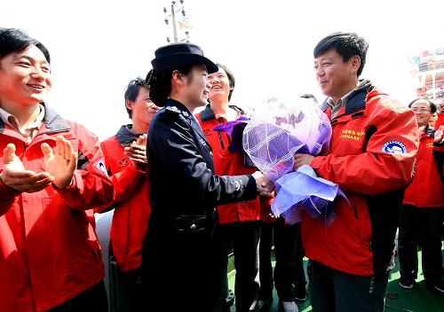 4月9日,上海吳淞邊檢民警向我國(guó)南極昆侖站首任站長(zhǎng)李院生(前右一)獻(xiàn)花。新華社記者 陳飛 攝