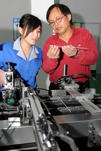 4月9日,在福建省永定縣工業(yè)園區(qū)的一家光電科技企業(yè),臺灣工程師劉永足(右)檢測全自動生產(chǎn)線試產(chǎn)的冷陰極燈管。福建永定縣鼓勵企業(yè)與高??蒲性核_展技術(shù)合作,增強企業(yè)自主創(chuàng)新能力,用科技手段開拓市場。今年第一季度,永定縣工業(yè)園區(qū)的22家機械制造企業(yè)實現(xiàn)產(chǎn)值1.571億元,比增80.6%;12家光電企業(yè)產(chǎn)值達0.952億元,比增230%。新華社記者 彭張青 攝