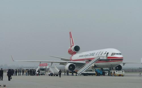 4月10日,西安至法蘭克福全貨運定期航班首航飛機正準備起航。當日,西安至法蘭克福全貨運定期航班在西安咸陽國際機場首航起飛。這標志著繼新疆烏魯木齊之后,西北地區(qū)第二條國際定期貨運航線開通,以西安咸陽國際機場為中心,輻射甘、寧、青、豫、晉等地的國際貨運運輸網(wǎng)已開始構建。此次執(zhí)飛的上海國際貨運航空有限公司MD-11F全貨運飛機最大業(yè)務載重量達到80噸,預計每年可為西安咸陽國際機場增加可用進出噸位5000噸左右。目前,西安咸陽國際機場全貨運定期國際航班安排每周1班。新華社記者 陳昌奇 攝