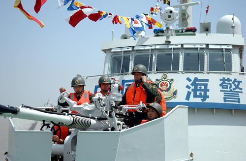 4月10日,在33001號巡邏艦上服役的邊防士兵進行艦載火炮射擊演練。當(dāng)日,浙江公安邊防總隊海警33001(618B型)巡邏艦在溫州正式列編。據(jù)悉,這艘巡邏艦總長63.5米,型寬9米,型深4.6米,滿載排水量650噸,續(xù)航力為2000海里,自持力為15晝夜,抗風(fēng)力10級,具有全天候、速度快、覆蓋面廣等特點,是目前閩浙海域噸位最大、航速最快、設(shè)備最先進的海警執(zhí)法艦艇。新華社記者 黃深鋼 攝