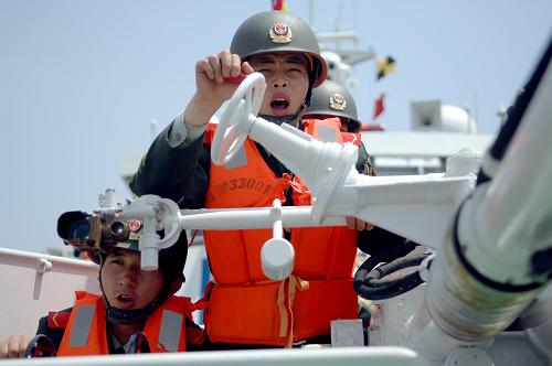 4月10日,在33001號巡邏艦上服役的邊防士兵進行艦載火炮射擊演練。新華社記者 黃深鋼 攝