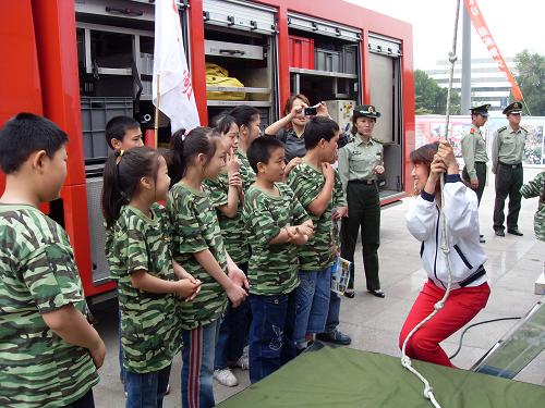 5月10日,一位老師為同學(xué)們演示如何使用逃生繩。當(dāng)日,為迎接5月12日第一個(gè)全國“防災(zāi)減災(zāi)日”,天津市地震局、天津市應(yīng)急辦公室、天津市公安消防局等部門在銀河廣場前聯(lián)合舉行“防災(zāi)減災(zāi)日”系列宣傳活動,通過展示應(yīng)急救援設(shè)備、搶險(xiǎn)救援自救互救演練、專家咨詢等形式,提高人們防災(zāi)減災(zāi)意識和自救互救技能,吸引了3000多名中小學(xué)生和社區(qū)居民參加學(xué)習(xí)。新華社記者 孫洪磊 攝