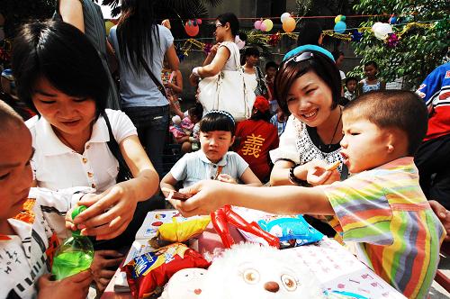 5月10日,“愛(ài)心媽媽”為襄樊市福利院的孩子們帶來(lái)禮物。當(dāng)日是母親節(jié),湖北省襄樊市十位“愛(ài)心媽媽”來(lái)到市兒童福利院,與福利院的孩子們一起唱歌、做游戲,讓孩子們感受到母愛(ài)的溫暖。新華社發(fā)(安富斌 攝)