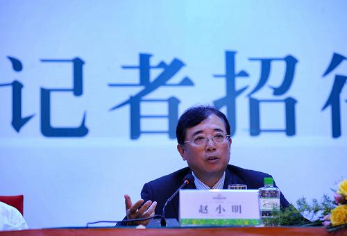 湖南省張家界市市長趙小明以卡通形象代言“2009張家界國際鄉(xiāng)村音樂周”引起海內(nèi)外民眾熱議而獲稱“卡通市長”。針對互聯(lián)網(wǎng)上所傳“卡通市長”收取天價代言費一事,趙小明5月16日下午作出正面回應(yīng)。趙小明在武陵源景區(qū)一次新聞發(fā)布會上說,市長由人民選舉產(chǎn)生,理應(yīng)是人民公仆。管理、規(guī)劃、建設(shè)和營銷一個城市是市長的義務(wù)和職責(zé)。他與策劃者希望采用一種人們更樂意接受的方式做好張家界的對外推介、把張家界打造成世界旅游精品,最終決定采用卡通宣傳片這一形式。至于報酬,他內(nèi)心從未想過。新華社記者 龍弘濤 攝