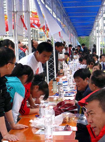 這是5月23日拍攝的就業(yè)洽談會(huì)現(xiàn)場(chǎng)。新華社記者 楊壽德 攝