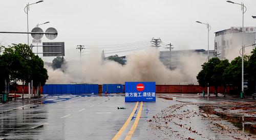 5月27日,湖南株洲紅旗路事故高架橋被爆破拆除時(shí)產(chǎn)生大量煙塵。 當(dāng)日,湖南省株洲市對(duì)日前發(fā)生大面積坍塌事故并釀成嚴(yán)重人員死傷的紅旗路“高危”高架橋?qū)嵤┝吮撇鸪?。新華社記者 明星 攝