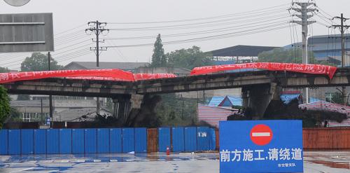 5月27日,湖南株洲紅旗路事故高架橋開始爆破。新華社記者 明星 攝