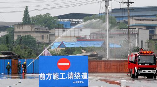 5月27日,湖南株洲紅旗路事故高架橋爆破完畢,消防人員正在噴水消塵。新華社記者 明星 攝
