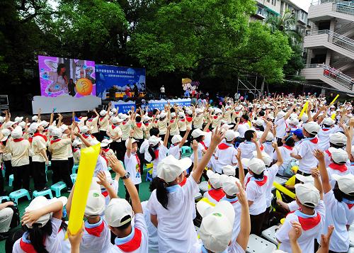 5月27日,“特種設(shè)備安全進(jìn)校園”活動(dòng)現(xiàn)場(chǎng)。當(dāng)日,由國(guó)家質(zhì)檢總局、教育部、國(guó)家安監(jiān)總局等單位聯(lián)合舉行的全國(guó)“特種設(shè)備安全進(jìn)校園”活動(dòng)在福州啟動(dòng)。該活動(dòng)引導(dǎo)少年兒童認(rèn)識(shí)日常生活中能夠接觸到的液化氣鋼瓶、電梯、索道等特種設(shè)備的危險(xiǎn)性,增強(qiáng)少年兒童的安全防護(hù)意識(shí)。新華社記者 魏培全 攝