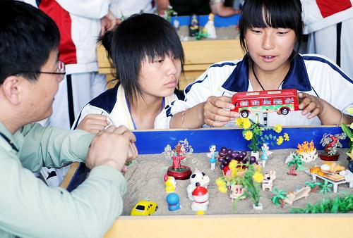 6月3日,幾名高三學(xué)生在吉林省公安邊防總隊心理咨詢中心進行箱庭心理訓(xùn)練。隨著高考臨近,各地學(xué)校紛紛推出多種“減壓”活動,讓考生釋放緊張心情,自信、樂觀地迎接高考。新華社發(fā)(管清江 攝)