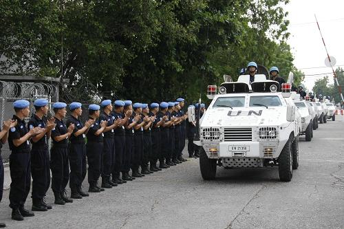 6月9日,中國(guó)第七支赴海地維和警察防暴隊(duì)隊(duì)員在太子港的營(yíng)區(qū)列隊(duì)歡迎戰(zhàn)友執(zhí)行最后一班勤務(wù)歸來(lái)。本月13日,中國(guó)第七支維和警察防暴隊(duì)將與已抵達(dá)海地的第八支防暴隊(duì)舉行交接換防儀式,結(jié)束為期10個(gè)月的維和任務(wù)返回祖國(guó)。新華社發(fā)(童大明攝)