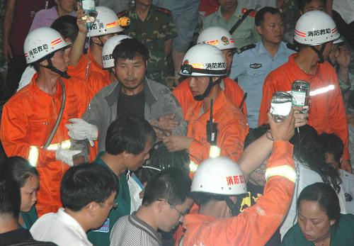 貴州省黔東南苗族侗族自治州天柱縣一金礦6月22日晚發(fā)生地表水倒灌事故,7人被困井下。23日19時(shí)34分,經(jīng)有關(guān)部門全力營(yíng)救,被困人員全部獲救,生命體征正常,已被送往天柱縣醫(yī)院住院觀察。新華社發(fā)(吳開滿攝)