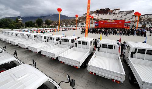 6月29日,為西藏行政村配備的農(nóng)用運輸車停放在布達拉宮廣場。當日,黨中央、國務院為“西藏百萬農(nóng)奴解放紀念日”向西藏農(nóng)牧民群眾贈送物資儀式在拉薩舉行。黨中央、國務院在西藏慶祝“西藏百萬農(nóng)奴解放紀念日”之際,下?lián)?.3億多元專項經(jīng)費,專門用于為西藏行政村配備農(nóng)用運輸車,實施西藏無電地區(qū)應急照明工程,給有電地區(qū)群眾配備廣播電視接收器,給“三老”人員發(fā)放慰問金和頒發(fā)紀念證書,對生活困難群眾發(fā)放補貼經(jīng)費。新華社記者 覺果 攝