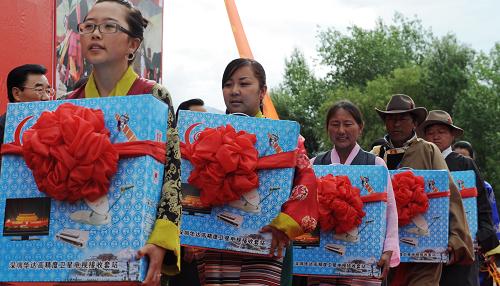 6月29日,西藏農(nóng)牧民群眾代表領取廣播電視接收器。新華社記者格桑達瓦攝