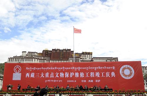8月23日,西藏三大重點(diǎn)文物保護(hù)維修工程竣工慶典在布達(dá)拉宮廣場(chǎng)舉行。當(dāng)日,總投資3.8億元的西藏三大重點(diǎn)文物保護(hù)維修工程竣工慶典在拉薩市布達(dá)拉宮廣場(chǎng)舉行。作為我國政府高度重視西藏文化保護(hù)的一項(xiàng)標(biāo)志性工程,布達(dá)拉宮、羅布林卡、薩迦寺三大重點(diǎn)文物保護(hù)維修工程于2002年開工,維修主要包括古建筑和壁畫維修、搬遷和環(huán)境整治、新改建公用設(shè)施等。新華社記者 普布扎西 攝