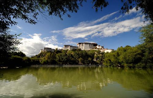 藍(lán)天碧水間的布達(dá)拉宮(8月22日攝)。布達(dá)拉宮始建于公元7世紀(jì),1994年被列入世界文化遺產(chǎn),從1989年開始,國家投入巨資對(duì)布達(dá)拉宮進(jìn)行兩次維修。新華社記者 覺果 攝