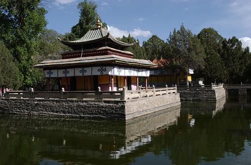 這是維修后的羅布林卡內(nèi)一角(2004年5月攝)。新華社記者 索朗羅布 攝
