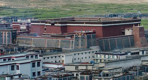 這是薩迦寺全景(2005年6月攝)。新華社記者 索朗羅布 攝