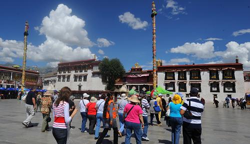 旅游團(tuán)在拉薩大昭寺廣場(chǎng)參觀(8月22日攝)。記者從西藏拉薩市旅游局了解到,在為期7天的拉薩傳統(tǒng)雪頓節(jié)期間,拉薩市共接待游客507872人次,比去年同期增長(zhǎng)了191%,比2007年同期增長(zhǎng)了49%,創(chuàng)造了拉薩旅游在青藏鐵路開通后的新高。新華社記者 格桑達(dá)瓦 攝