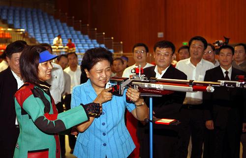 9月22日,中共中央政治局委員、國(guó)務(wù)委員劉延?xùn)|(前右)在全運(yùn)會(huì)射擊館內(nèi)考察時(shí),端起奧運(yùn)冠軍杜麗(前左)的氣步槍體驗(yàn)射擊。當(dāng)日,劉延?xùn)|在山東濟(jì)南考察第11屆全運(yùn)會(huì)場(chǎng)館和全運(yùn)村。新華社記者張晨攝