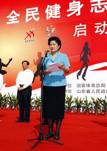 9月22日,中共中央政治局委員、國(guó)務(wù)委員劉延?xùn)|在啟動(dòng)儀式上講話。當(dāng)日,全國(guó)“全民健身志愿服務(wù)活動(dòng)”啟動(dòng)儀式在濟(jì)南泉城廣場(chǎng)舉行。新華社記者 張晨 攝