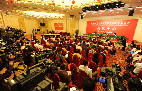 9月23日,位于北京梅地亞中心的慶祝中華人民共和國成立60周年活動新聞中心舉行首場新聞發(fā)布會,閱兵聯(lián)合指揮部辦公室常務(wù)副主任、聯(lián)合指揮部新聞發(fā)言人高建國少將介紹了國慶首都閱兵有關(guān)情況,并回答了記者提問。新華社記者 金良快 攝
