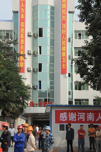 圖為河南省援建的江油市人民醫(yī)院病房樓(9月23日攝)。河南省對地震災(zāi)區(qū)四川省江油市的對口援建工作取得階段性的重大進展。截至9月23日,兩批295個援建項目,預(yù)計總投資27.5億元,已開工建設(shè)249個、順利竣工86個,累計到位資金17.6億元,其中首批項目重大工程已告竣工,第二批援建項目正在加快推進,第三批援建項目正式啟動。新華社記者 張興軍 攝