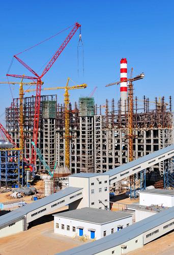 神華寧夏煤業(yè)集團煤基烯烴項目緊張建設(9月24日攝)。新華社記者 王鵬 攝