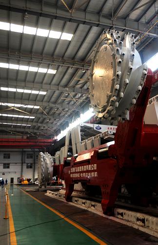 長14米、高2.8米、重180噸的國內目前最大的采煤機日前在山西省太重煤機·太礦工業(yè)園成功下線(9月24日攝)。它標志著我國千萬噸級綜采成套設備結束了不能批量生產的歷史。據了解,這個項目是國家“十一五”科技支撐計劃課題,是目前我國裝機功率最大、采高最高、結構設計先進、智能化程度較高的采煤機。新華社記者 陳忠華 攝