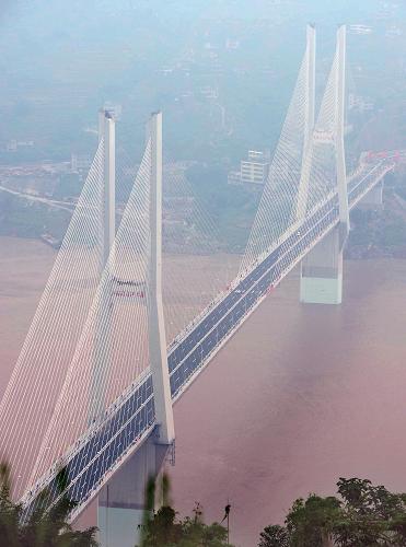 遠(yuǎn)處拍攝的重慶涪陵石板溝長江大橋(9月25日攝)。新華社記者 周衡義 攝