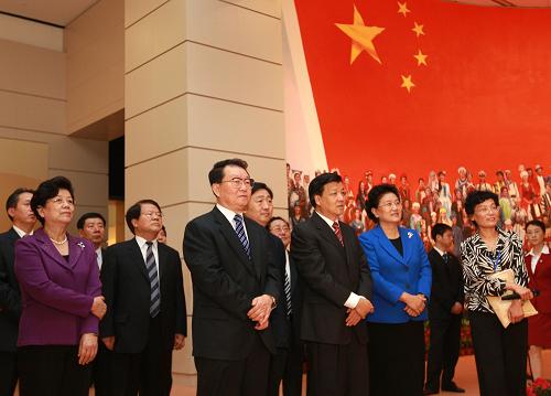 9月25日,《復興之路》大型主題展覽在中國國家博物館隆重開幕。中共中央政治局常委李長春出席開幕式。這是李長春等出席開幕式后參觀展覽。新華社記者 龐興雷 攝