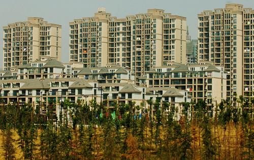 這是合肥市經(jīng)濟(jì)開發(fā)區(qū)一處已建成的樓盤(10月15日攝)。根據(jù)國家發(fā)展和改革委員會、國家統(tǒng)計(jì)局調(diào)查顯示,9月份,全國70個(gè)大中城市房屋銷售價(jià)格同比上漲2.8%,漲幅比上月擴(kuò)大0.8個(gè)百分點(diǎn);環(huán)比上漲0.7%,漲幅比上月縮小0.2個(gè)百分點(diǎn)。新華社記者 李健 攝