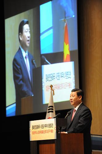 12月17日,正在韓國進(jìn)行正式訪問的中國國家副主席習(xí)近平在首爾出席韓國四大經(jīng)濟(jì)團(tuán)體舉行的歡迎午餐會(huì)并發(fā)表講話。新華社記者 馬占成 攝