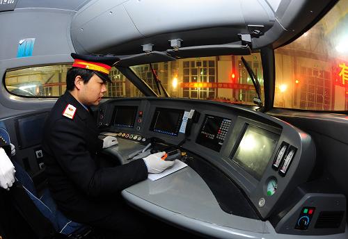 12月26日凌晨,出庫司機準(zhǔn)備將首列動車組從武漢動車基地開出庫房,進入武漢火車站,執(zhí)行首次武漢到廣州的高速運營。新華社記者 程敏 攝
