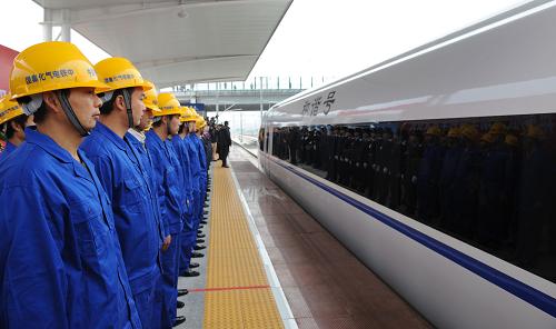 12月26日9時,廣州開往武漢的第一列火車從廣州北站開出。當(dāng)日,武廣高鐵正式通車運營,標(biāo)志著我國步入高速鐵路新時代。新華社記者 盧漢欣 攝