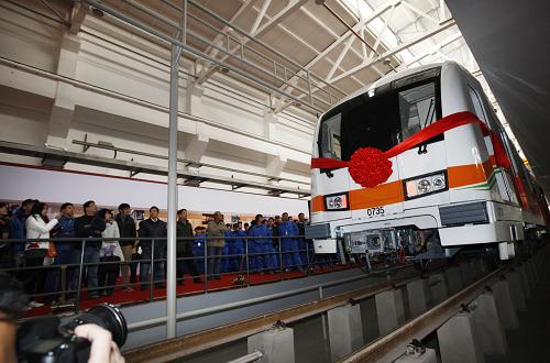 2009年11月18日,上海地鐵第2000輛列車上線調(diào)試。新華社記者 裴鑫 攝